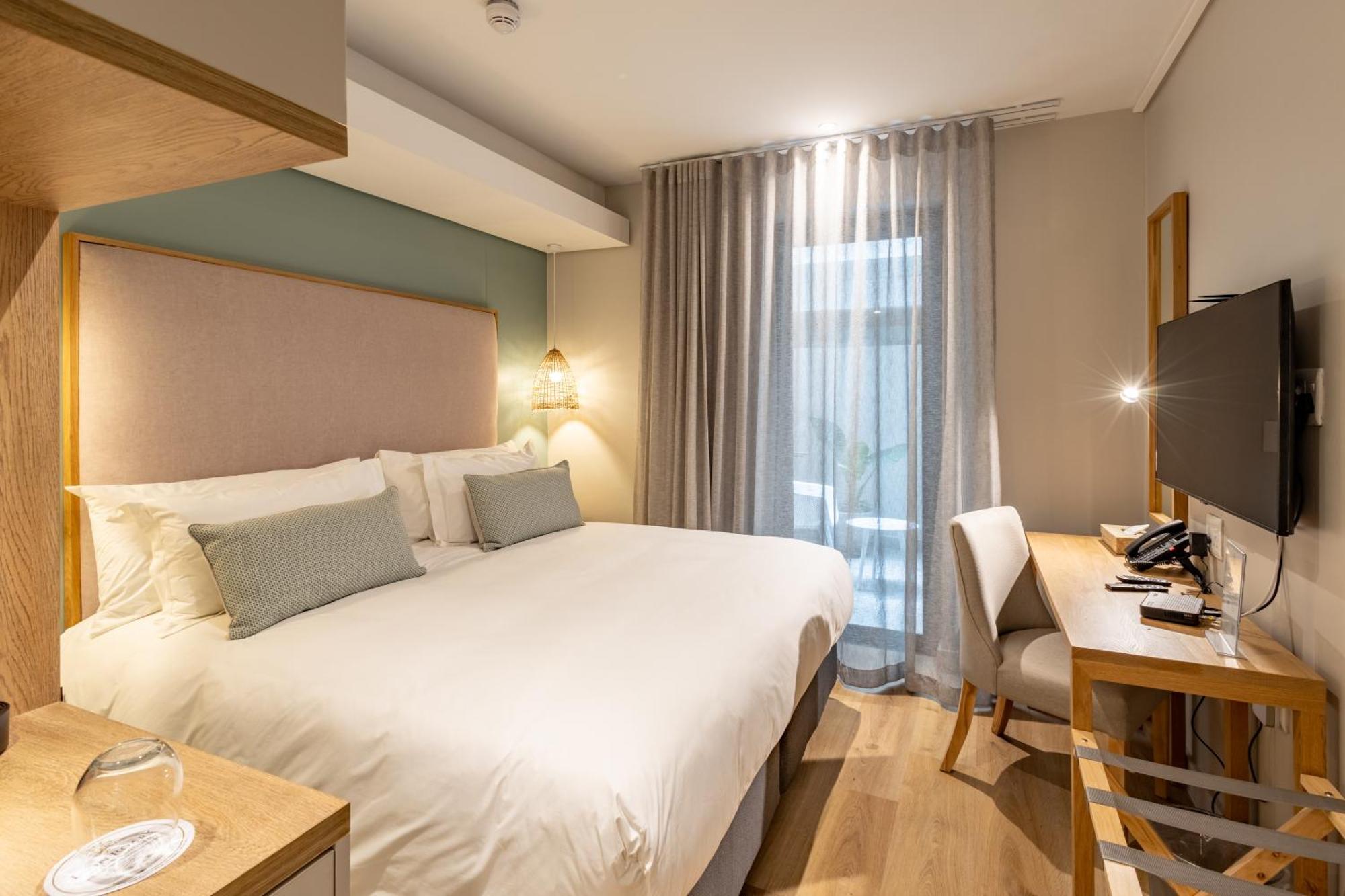 Plett Quarter - Lion Roars & Hotel