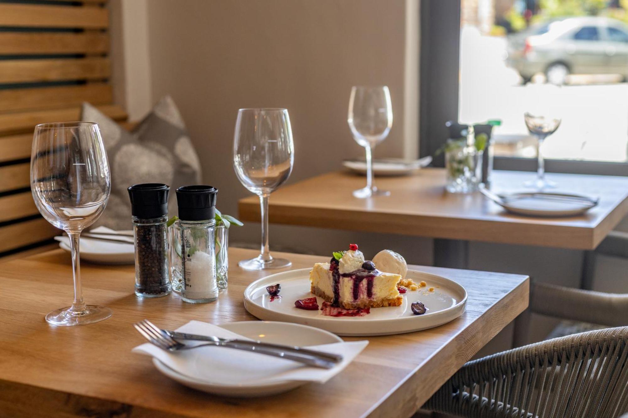 Plett Quarter - Lion Roars & Hotel