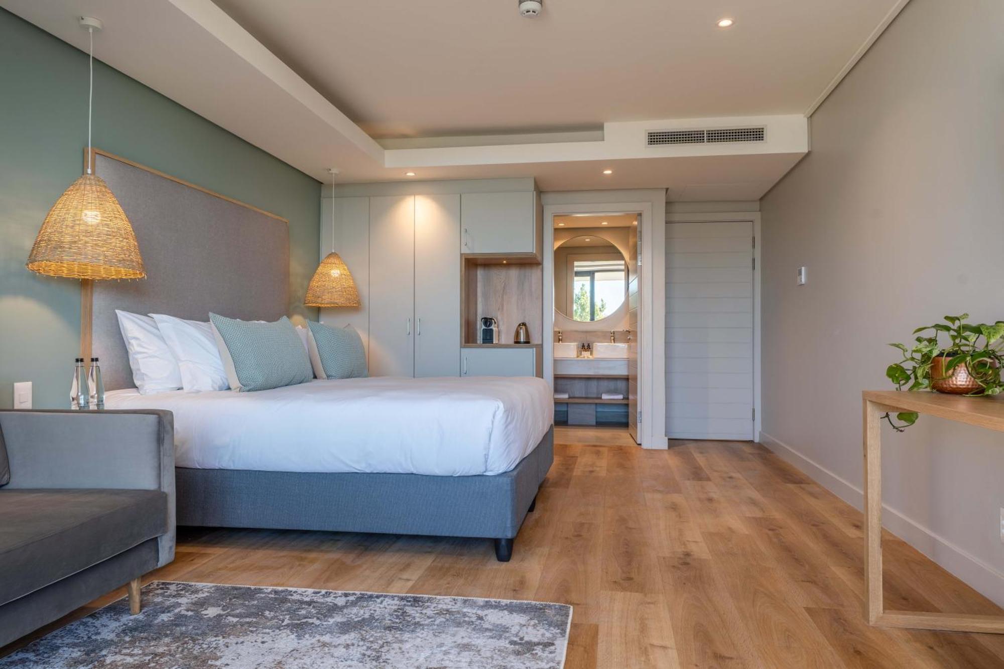 Plett Quarter - Lion Roars & Hotel Plettenberg Bay
