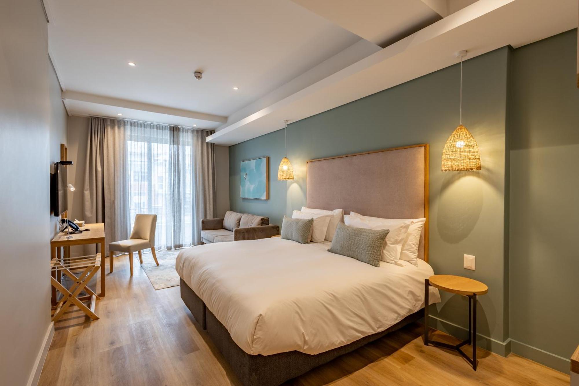 Plett Quarter - Lion Roars & Hotel